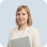 Преподавательница с папкой — репетитор в Минске