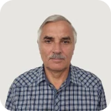 Преподаватель в клетчатой рубашке — репетитор в Минске